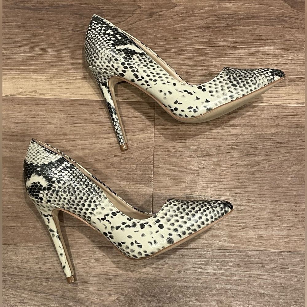 Anne Michelle Pointed Heels. Size 6